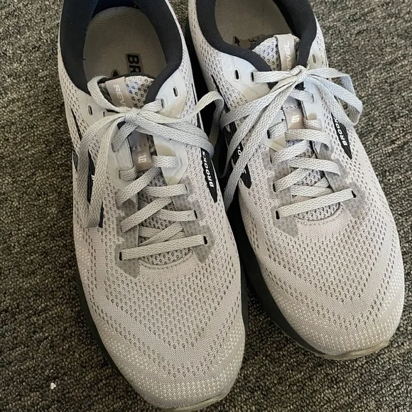 Brooks Mens Revel 6 White Running Shoes Sneakers Size 9 grey black - Picture 2 of 12